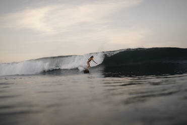 Weibliche Surferin am Abend, Costa Rica - HWHF00011