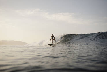 Weibliche Surferin am Abend, Costa Rica - HWHF00015