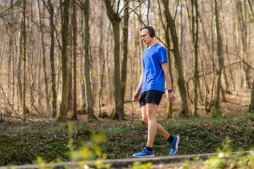 Jogger im Wald - STSF02525