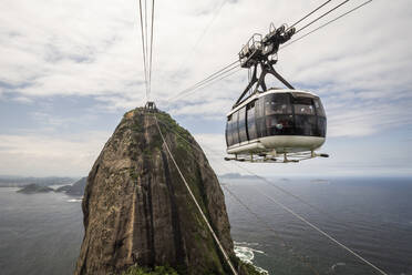 Schöne Aussicht von der Seilbahn auf den Zuckerhut auf die Stadtlandschaft, Rio - CAVF80512