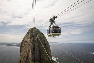 Schöne Aussicht von der Seilbahn auf den Zuckerhut auf die Stadtlandschaft, Rio - CAVF80514