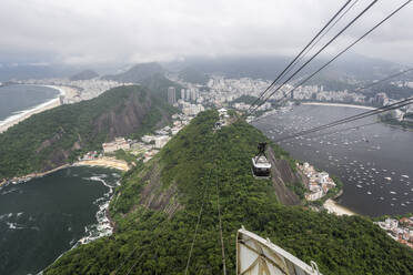 Schöne Aussicht von der Seilbahn auf den Zuckerhut auf die Stadtlandschaft, Rio - CAVF80515