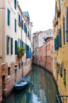 Kanäle und Gondeln in Venedig - CAVF80594