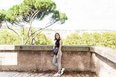 Junger Tourist spaziert im Sommer durch die Straßen von Rom - CAVF80605