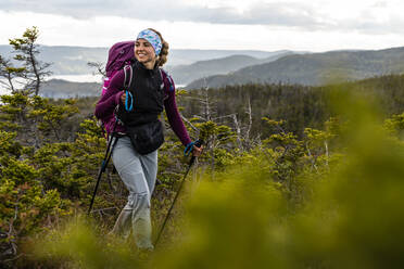 Wanderin auf dem East Coast Trail in Neufundland - CAVF80625