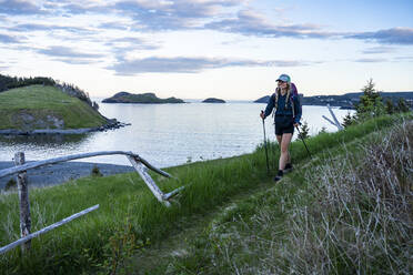 Weiblich Wandern Mickeleens Pfad auf Ostküstenweg Witless Bay - CAVF80633