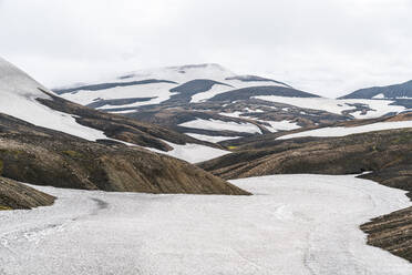 Schneefelder in der Nähe von Landmannalaugar im isländischen Hochland - CAVF80651