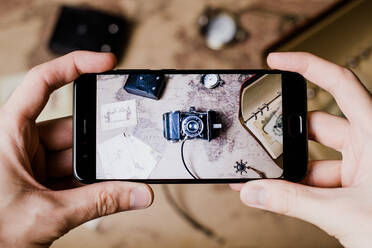 Mann fotografiert Flachleger auf dem Telefon - CAVF80654