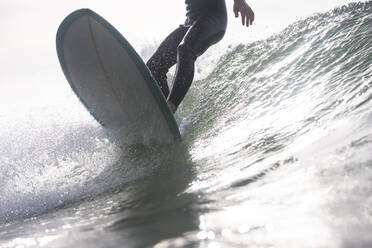 Surfen bei Gegenlicht in Rhode Island Sommer - CAVF80662