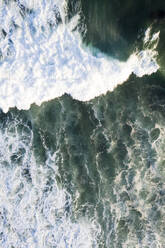 Luftaufnahme einer Drohne von Golden Hour Ocean Details - CAVF80666