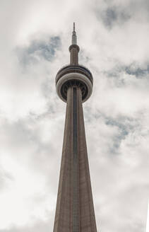 Blick auf den CN Tower in Toronto, Kanada, bei bewölktem Himmel. - CAVF80692