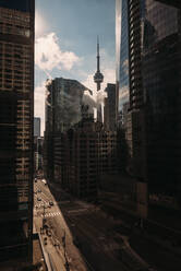 Gebäude in der Innenstadt von Toronto, Kanada, mit dem CN Tower im Hintergrund. - CAVF80693