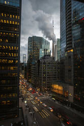 Langzeitbelichtung CN Tower und hohe Gebäude in der Innenstadt von Toronto, Kanada. - CAVF80695
