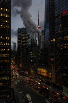 CN Tower und hohe Gebäude in der Innenstadt von Toronto, Kanada, bei Nacht. - CAVF80696