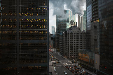 Hohe Gebäude und belebte Straßen in der Innenstadt von Toronto, Kanada. - CAVF80697