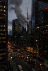 CN Tower, Gebäude und Straßen in der Innenstadt von Toronto, Kanada, bei Nacht. - CAVF80698