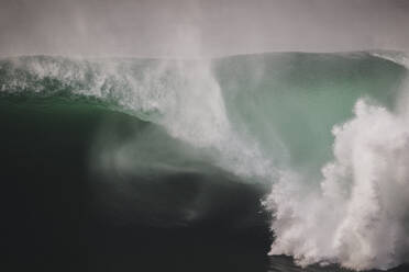 Massive Welle, die ein riesiges Fass unter den Klippen von Moher, Irland, ausspuckt - CAVF80711