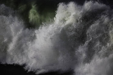 Eine große Welle, die im Baskenland in Spanien explodiert. - CAVF80714