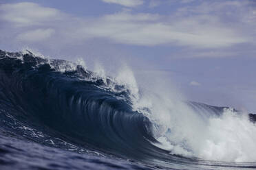Eine starke Welle bricht auf Gran Canaria, Spanien. - CAVF80718