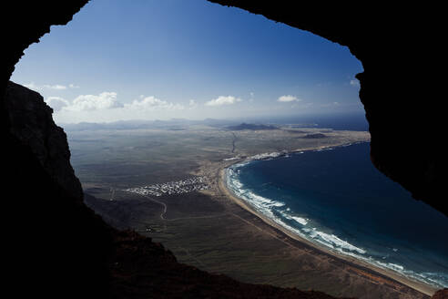 Blick auf die Küste von Famara von einer Höhle auf einer Klippe in Lanzarote - CAVF80723