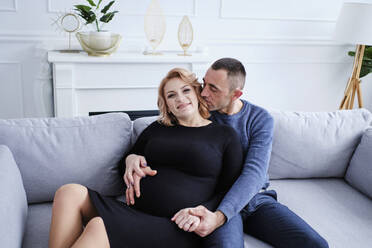 Verliebtes Paar freut sich über Schwangerschaft und erwartet ein Baby - CAVF80770