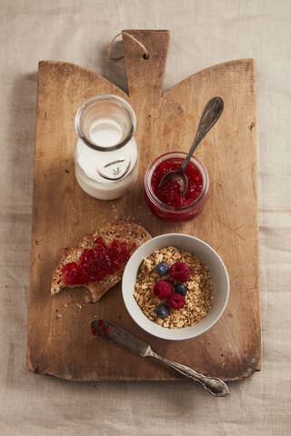 Müsli Obst Marmelade Toast und Milch Frühstück, lizenzfreies Stockfoto