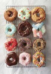 Dutzend bunte Donuts frisch gebacken und dekoriert - CAVF80785