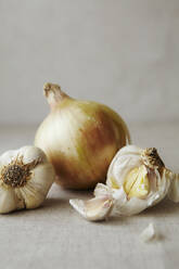 Stilleben mit Knoblauch und Zwiebeln Close Up - CAVF80786