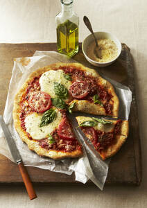 Margarita Pizza with Cheese and Basil - CAVF80801