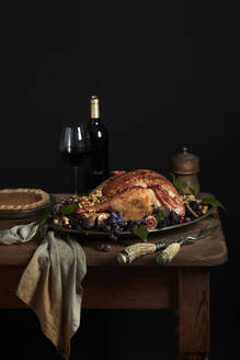 Truthahnfest zu Thanksgiving mit Kuchen und Wein - CAVF80807