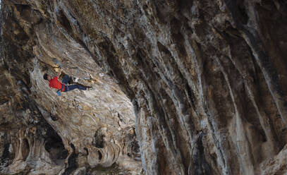 Kletterer, der eine schwere Sportkletterroute in einer Höhle klettert. - CAVF80824