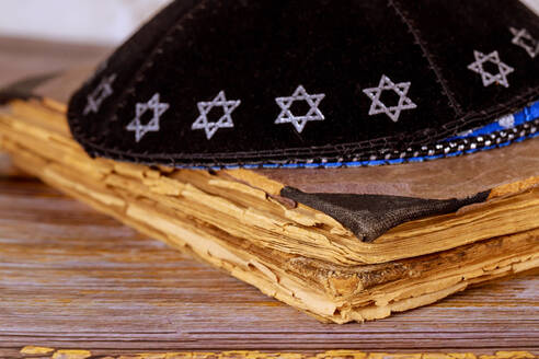 Orthodoxe jüdische betet Schal Tallit und Kippa jüdisches religiöses Symbol - CAVF80835