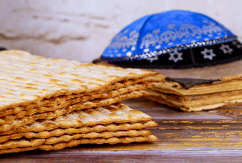 Symbol of Passover plate, matza with kipah in the Pesah celebration - CAVF80838