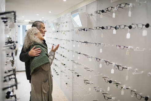 Ein älteres Ehepaar kauft eine Brille in einem Optikergeschäft - CAIF26431