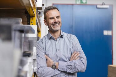 Porträt eines glücklichen Geschäftsmannes in einer Fabrik - DIGF10146