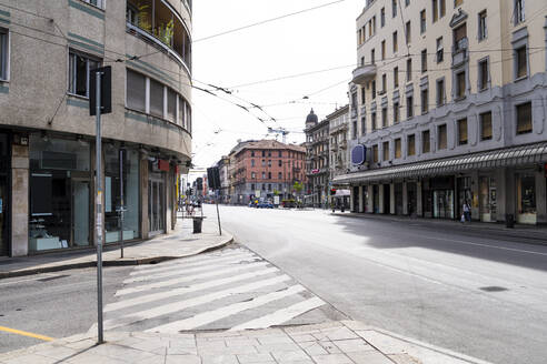 Italien, Mailand, Straße Corso Buenos Aires während des Ausbruchs von COVID-19 - MEUF00551