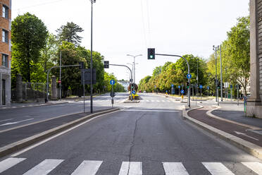 Italien, Mailand, Leere Straße während des Ausbruchs von COVID-19 - MEUF00555