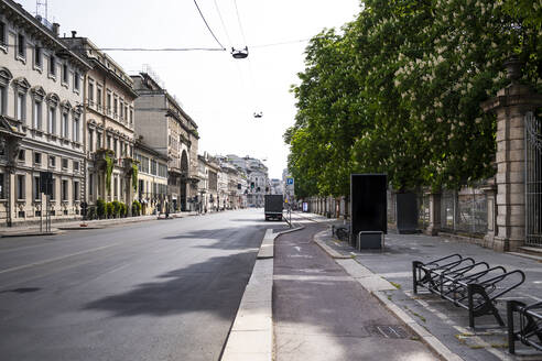 Italien, Mailand, Straße Corso Venezia während des Ausbruchs der COVID-19 - MEUF00556