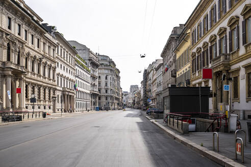 Italien, Mailand, Straße Corso Venezia während des Ausbruchs der COVID-19 - MEUF00557