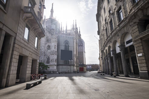 Italien, Mailand, Straße Corso Vittorio Emanuele II mit dem Mailänder Dom im Hintergrund während des Ausbruchs von COVID-19 - MEUF00561