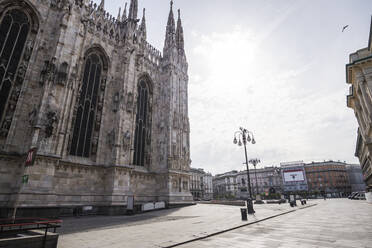 Italien, Mailand, Mailänder Dom und Piazza del Duomo während des Ausbruchs von COVID-19 - MEUF00562