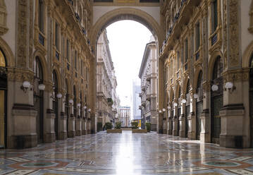 Italien, Mailand, Innenraum der Galleria Vittorio Emanuele II während des Ausbruchs der COVID-19 - MEUF00567