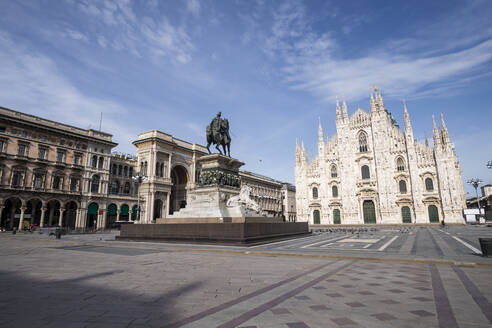 Italien, Mailand, Denkmal für Viktor Emanuel II. auf der leeren Piazza del Duomo während des Ausbruchs von COVID-19 - MEUF00571