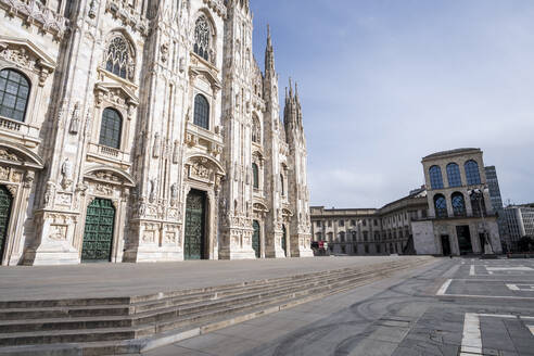 Italien, Mailand, Mailänder Dom und Piazza del Duomo während des Ausbruchs von COVID-19 - MEUF00573