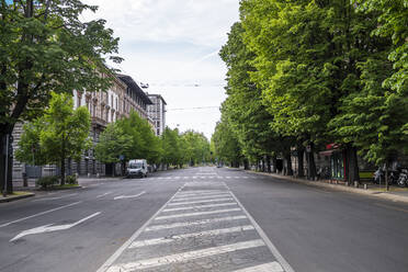 Italien, Mailand, Leere Straße Via Dante während des Ausbruchs von COVID-19 - MEUF00576