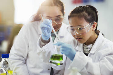 Chemiestudentinnen bei der Durchführung eines Chemieexperiments im Klassenlabor - CAIF26508