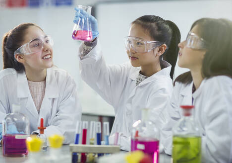 Studentinnen führen ein wissenschaftliches Experiment im Chemielabor durch - CAIF26511