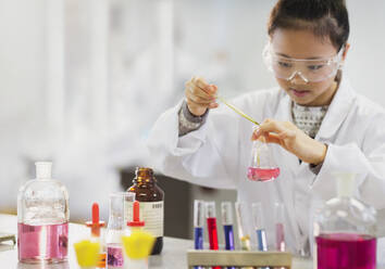 Studentin bei der Durchführung eines wissenschaftlichen Experiments in einem Klassenzimmer - CAIF26533