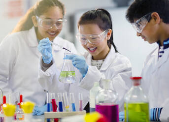 Studenten bei der Durchführung eines wissenschaftlichen Experiments in einem Laboratorium - CAIF26534