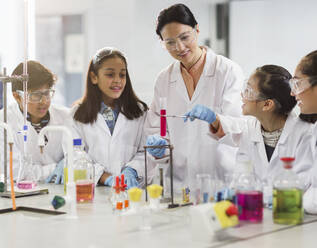 Lehrerin und Schüler bei der Durchführung eines wissenschaftlichen Experiments in einem Labor-Klassenzimmer - CAIF26542